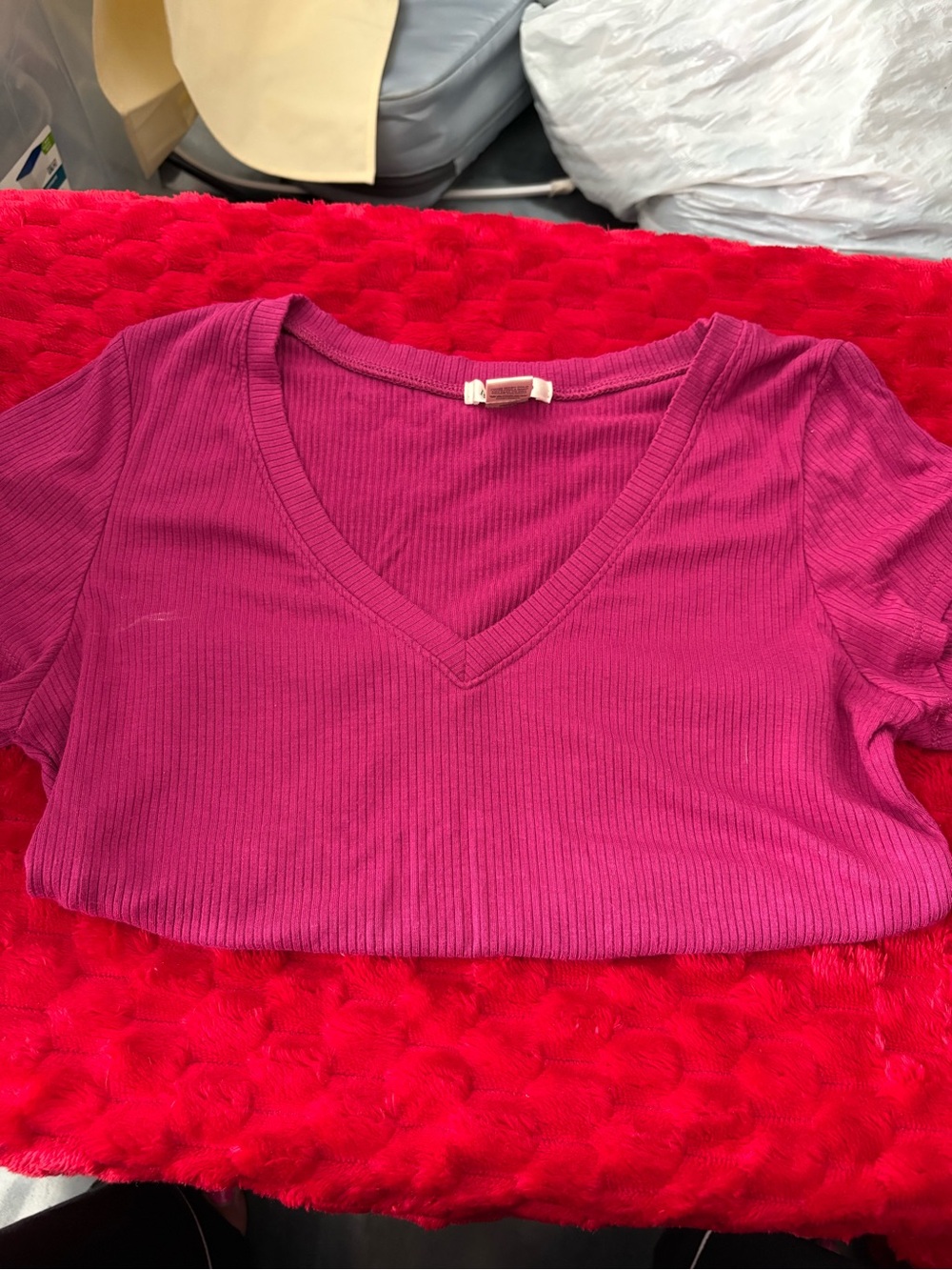 Bozzolo Ribbed V-Neck Tee in Fuchsia